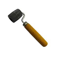 Прикаточний валик пластиковий ребристий з дерев'яною ручкою