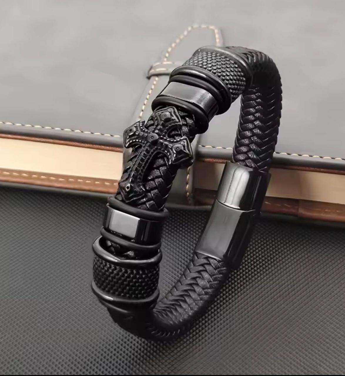 Чоловічий шкіряний браслет із плетінням і металевою вставкою «Крест» — стильний аксесуар у чорному кольорі