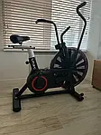Аеробайк - це вид велотренажера з аеродинамічного навантаження. В якому активно працюють не лише ноги, а й руки.