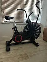 Аеробайк - це вид велотренажера з аеродинамічного навантаження. В якому активно працюють не лише ноги, а й руки.