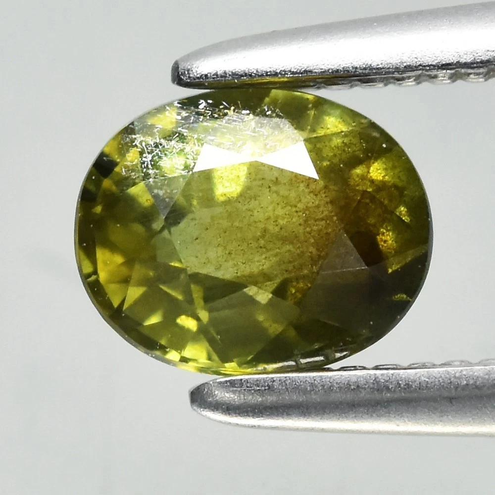 0.54 кт. Природний зелений сапфір. Без оброблення.