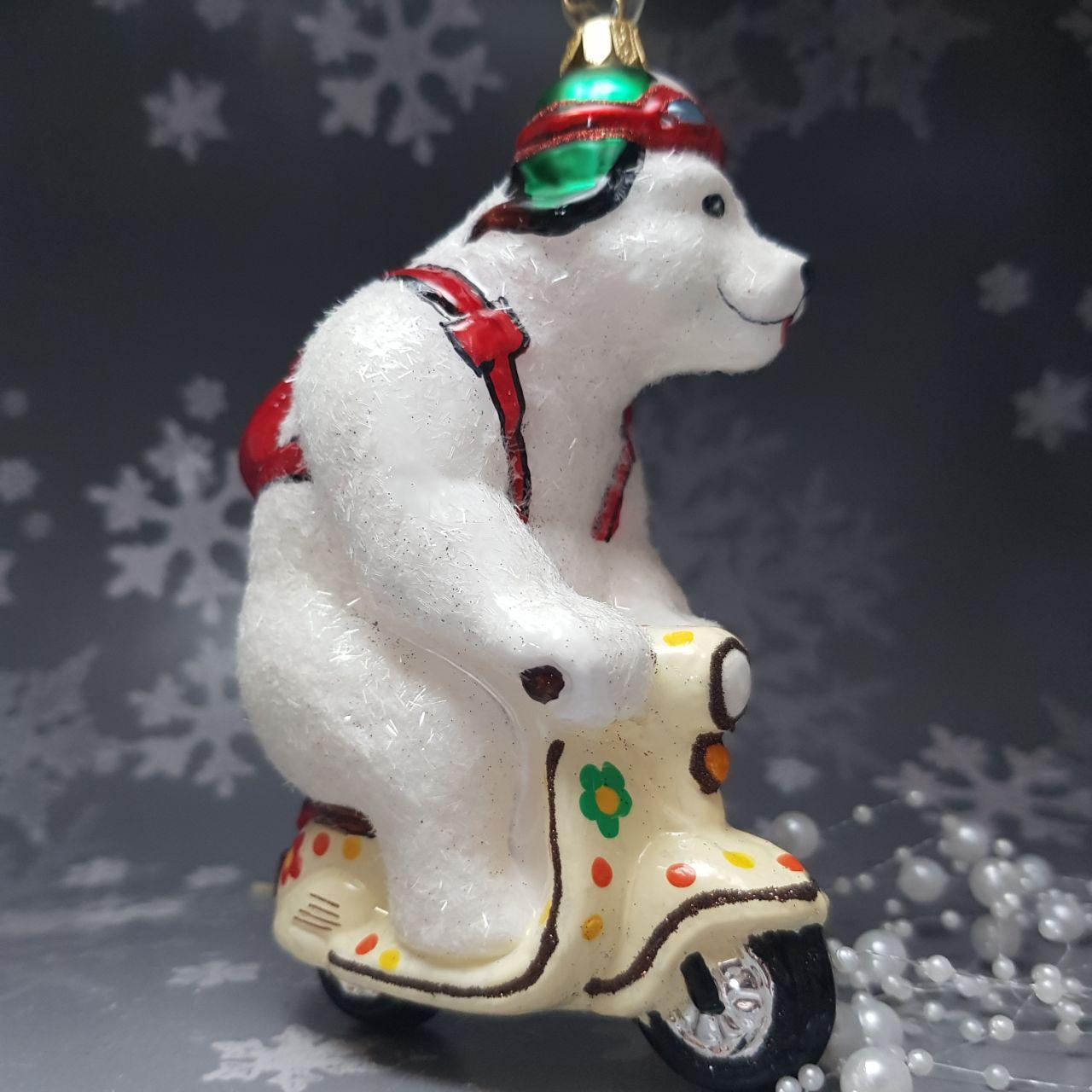 Скляна ялинкова прикраса Білий ведмідь на скутері Impuls. асортимент як Irena, Komozja