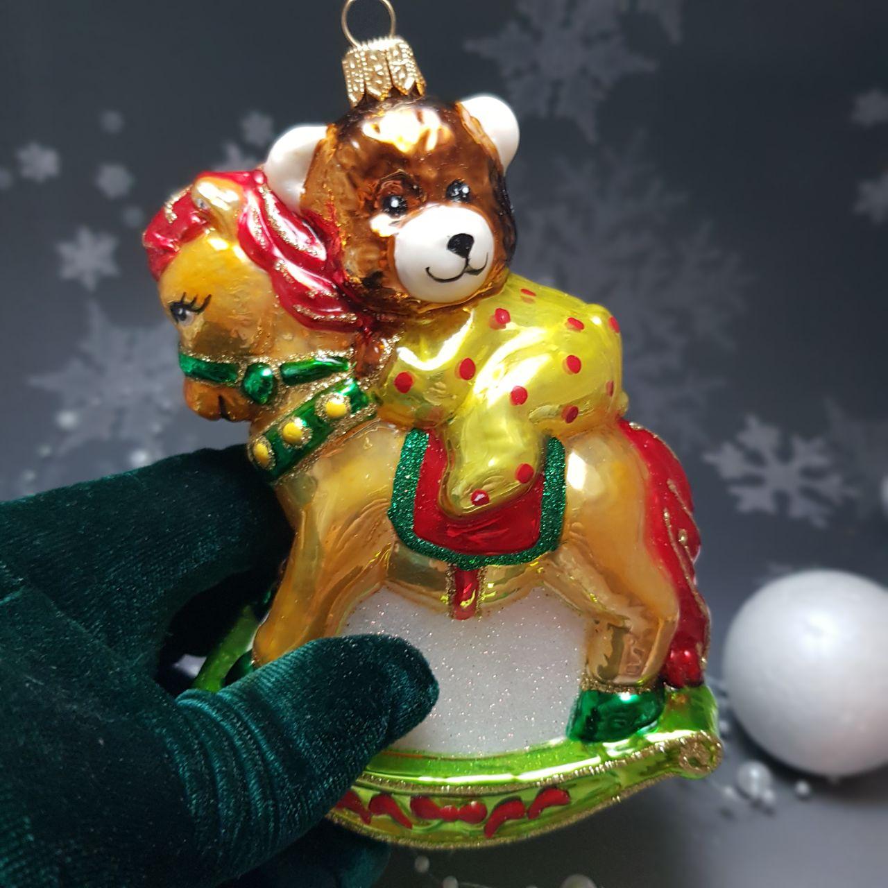 Скляна ялинкова прикраса Ведмедик на конячці гойдалці Impuls. асортимент як Irena, Komozja