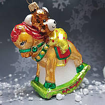 Скляна ялинкова прикраса Ведмедик на конячці гойдалці Impuls. асортимент як Irena, Komozja, фото 3