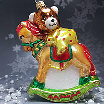 Скляна ялинкова прикраса Ведмедик на конячці гойдалці Impuls. асортимент як Irena, Komozja, фото 4