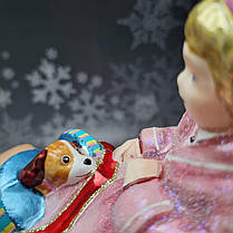 Скляна ялинкова іграшка Дівчинка з подарунком цуценям GlitterLab, фото 3