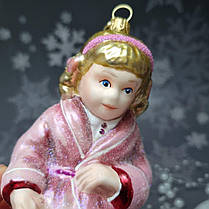 Скляна ялинкова іграшка Дівчинка з подарунком цуценям GlitterLab, фото 4