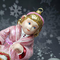 Скляна ялинкова іграшка Дівчинка з подарунком цуценям GlitterLab, фото 5