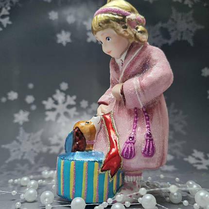 Скляна ялинкова іграшка Дівчинка з подарунком цуценям GlitterLab, фото 1