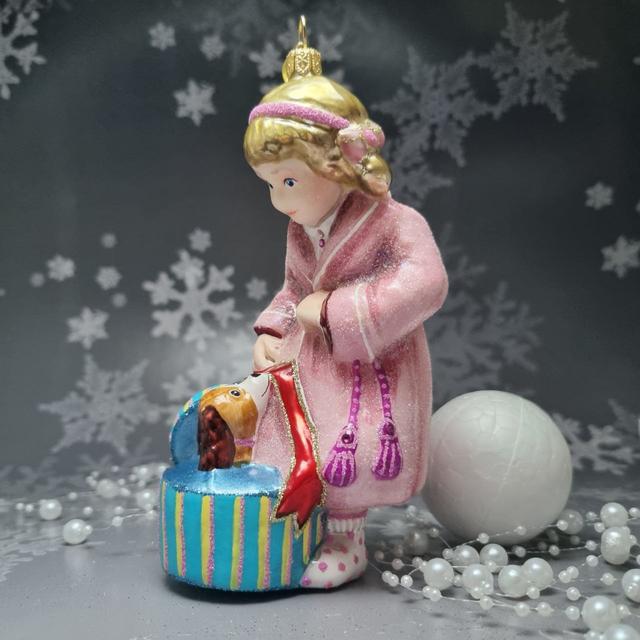 Дівчинка з подарунком цуценям Komozja стеклянная игрушка mostowski