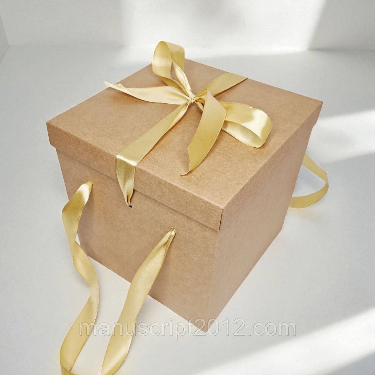 Коробка подарункова з бантом та ручками (220х220х220мм.) крафт