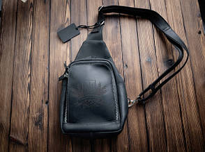 Чоловіча шкіряна сумка слінг на плечі "Бананка" з гравіюванням