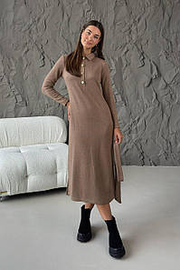 Сукня міді жіноча трикотажна демісезонна з комірцем поло мокко 3743-01