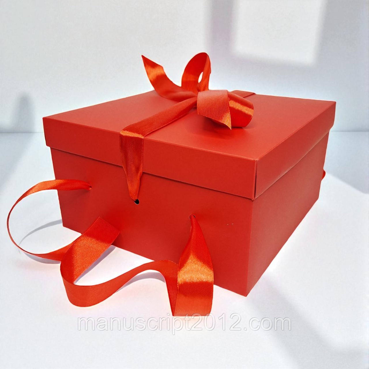 Коробка подарункова з бантом та ручками (220х220х120мм.) червона