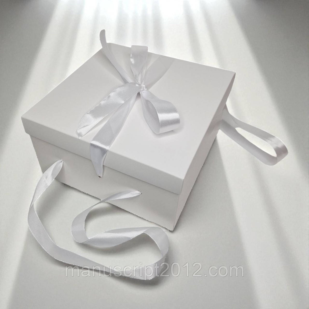 Коробка подарункова з бантом та ручками (220х220х120мм.) біла