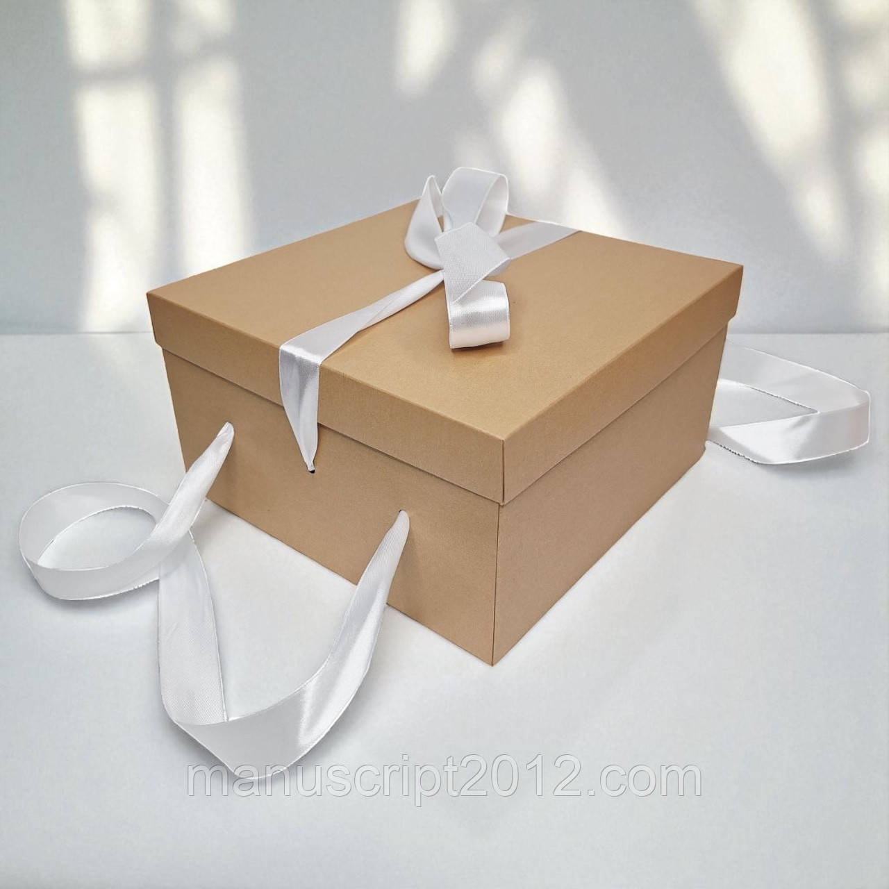 Коробка подарункова з бантом та ручками (220х220х120мм.) капучино