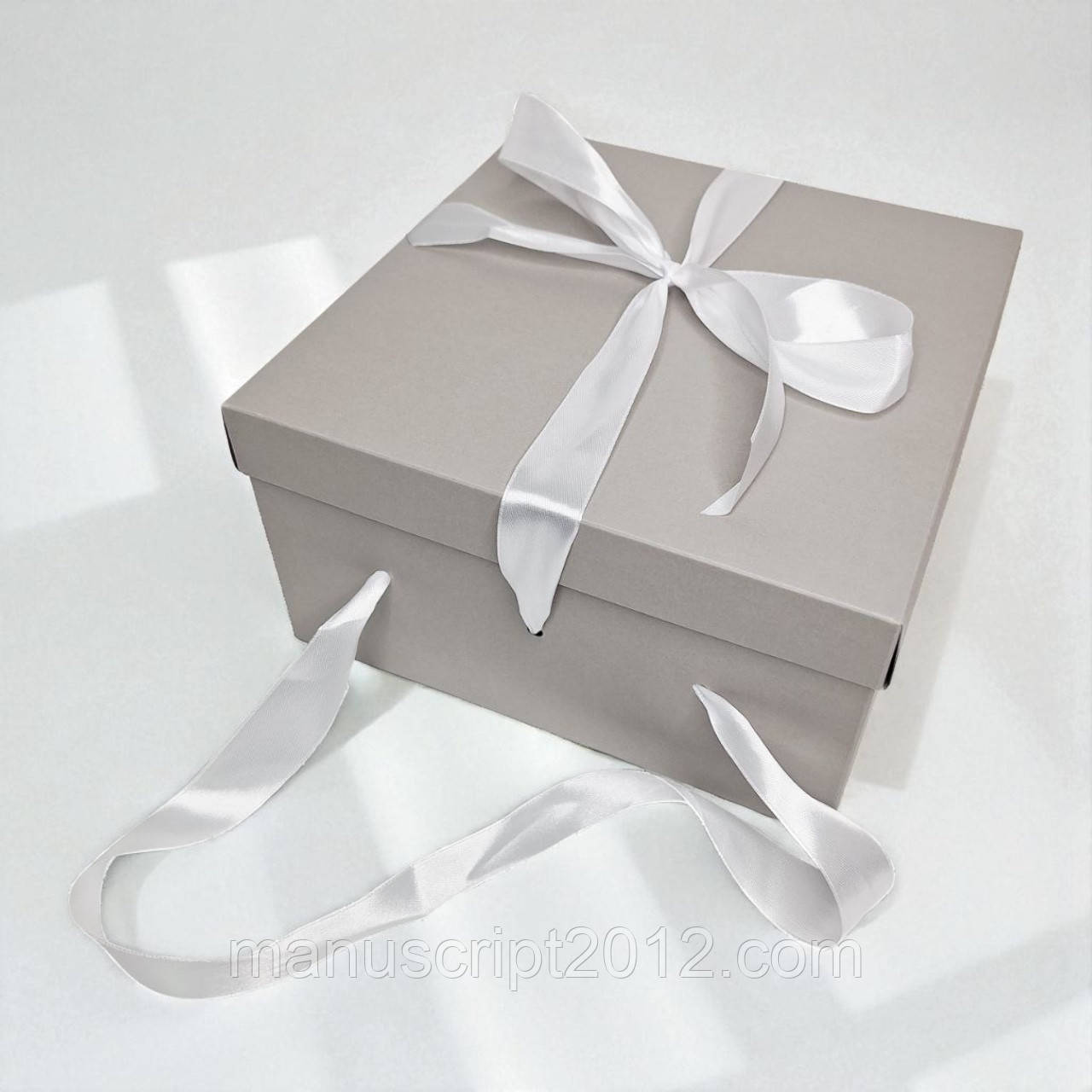 Коробка подарункова з бантом та ручками (220х220х120мм.) світло-сіра