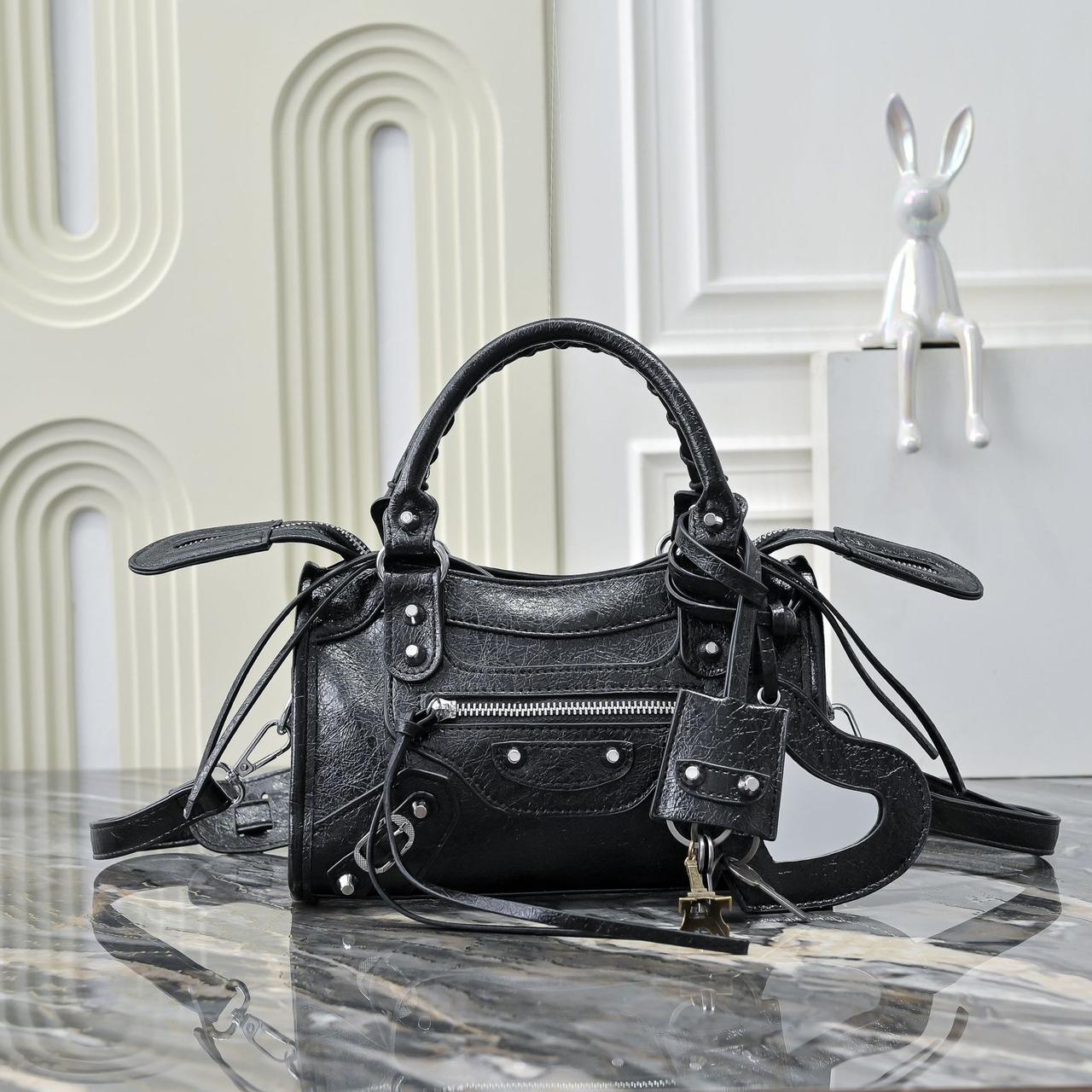 Жіноча сумка 10636 маленька з двома ручками в заклепках з дзеркалом-серцем чорна, фото 1