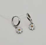 Срібні дитячі сережки з підвісом у формі ромашки, фото 2