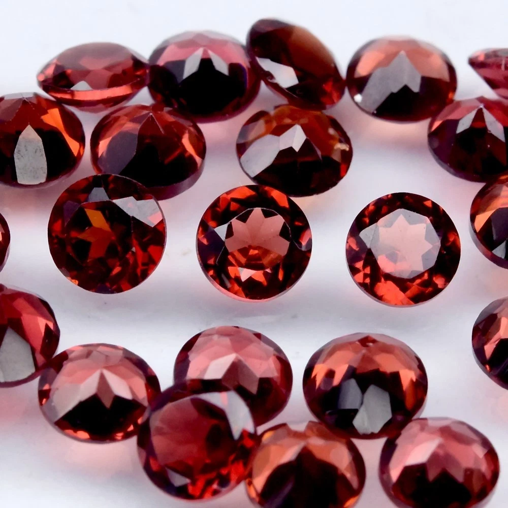 10.05 карат. Природний піроп гранат 32 шт. 3.7-4 мм.