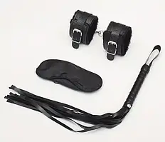 Чорний набір для дорослих ігор маска на очі, наручники з хутром і батіг