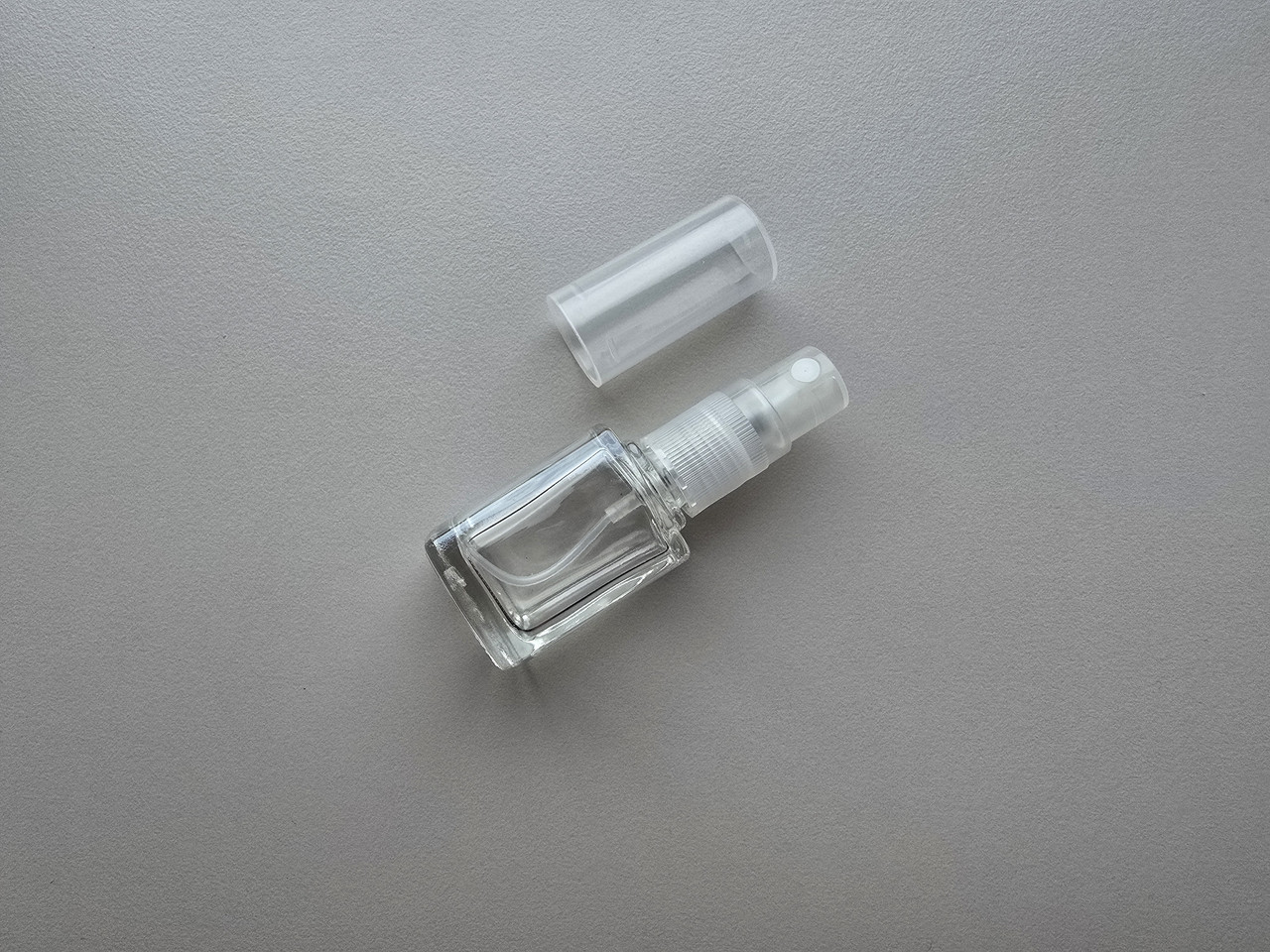 12 мл Квадратна пляшка скляна прозора з пластиковим прозорим розпилювачем, спреєм 13/415, флакон, атомайзер