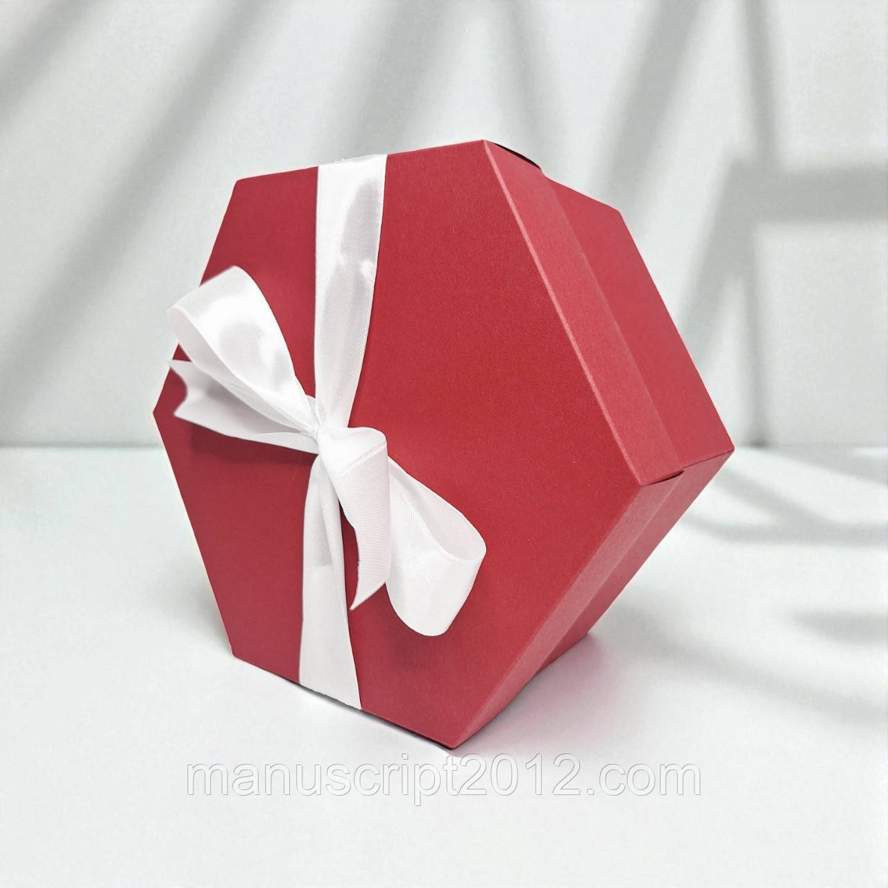 Коробка шестикутна з бантом (200х170х100мм.) бордова