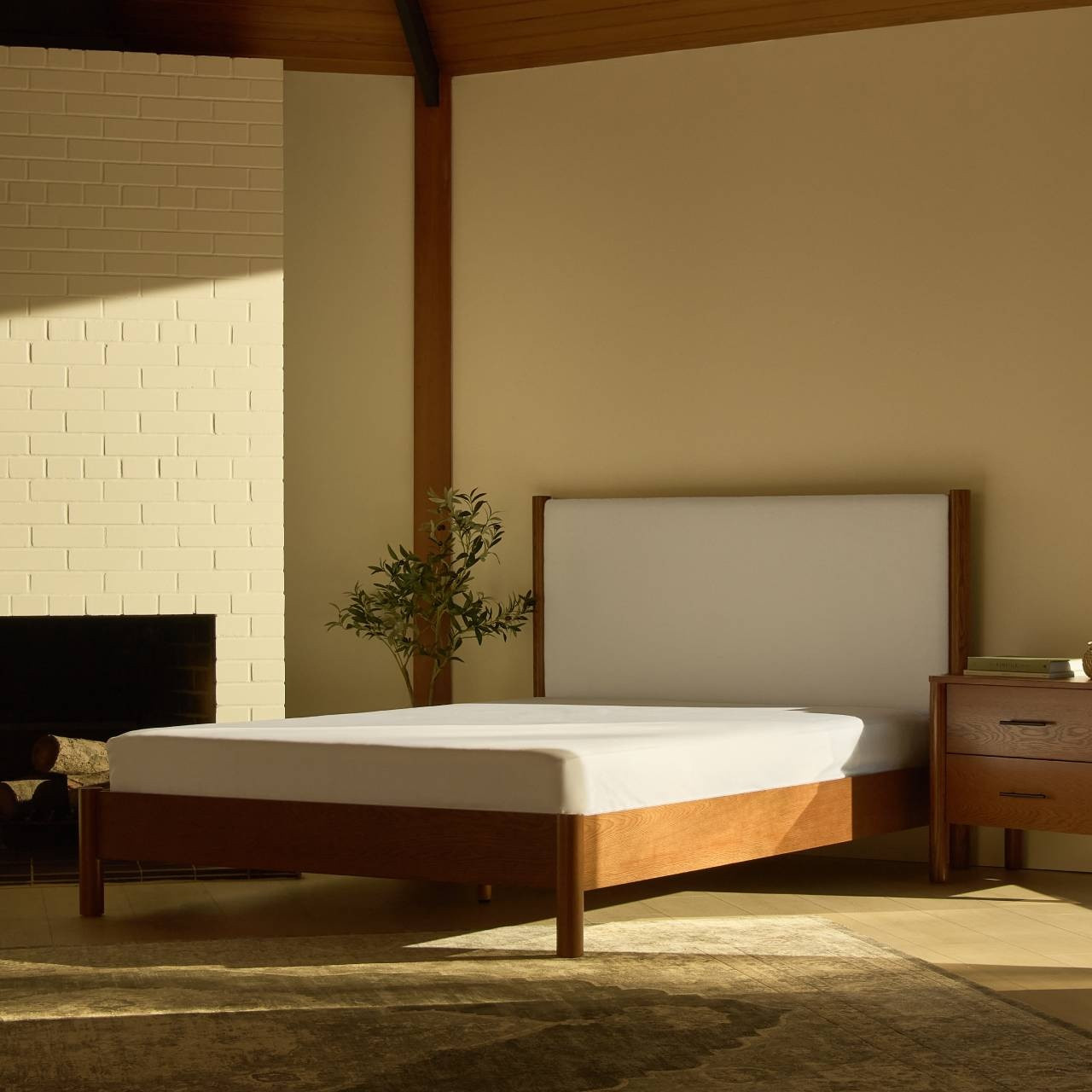 Ліжко двоспальне "Кетті" з натурального дерева для готелів, фото 1