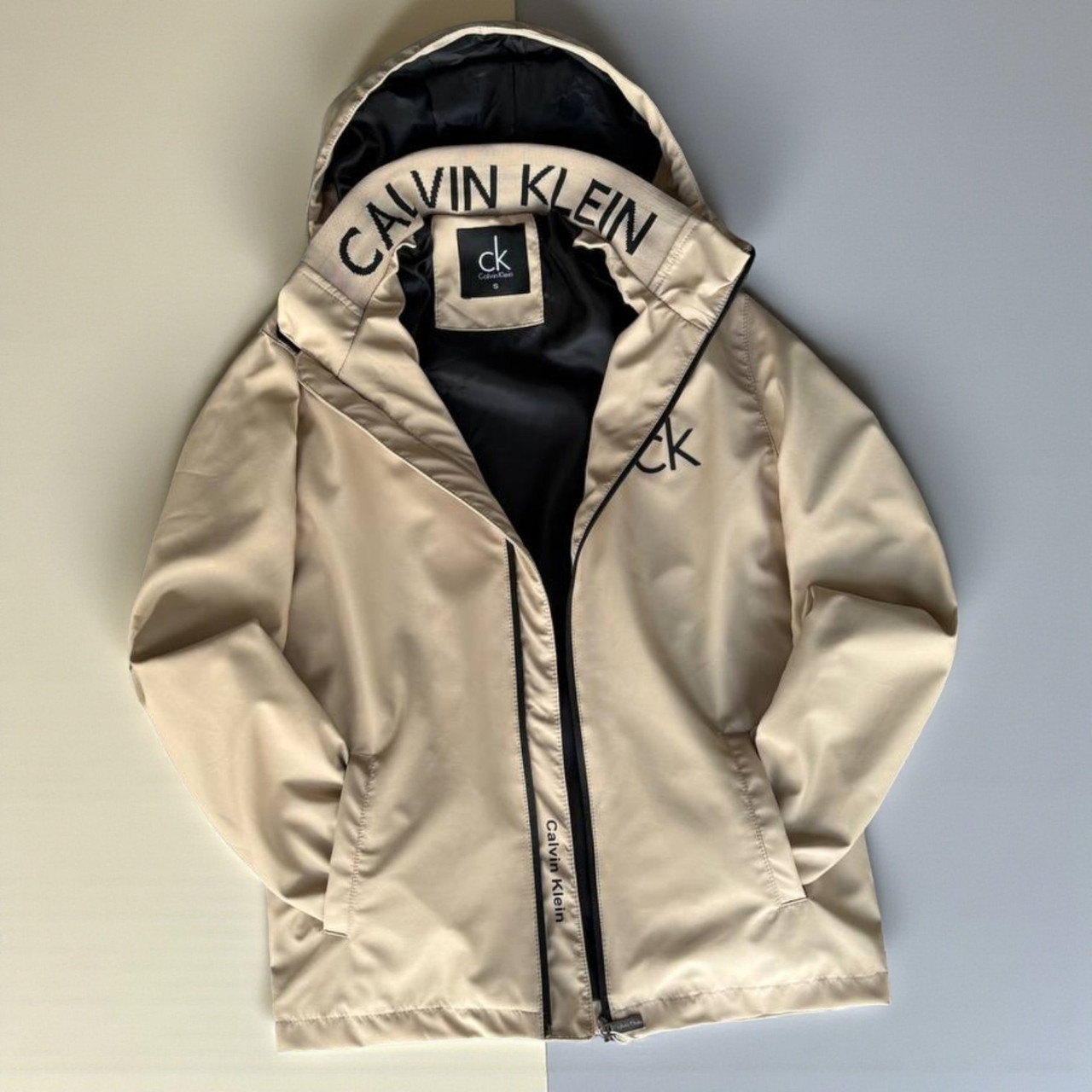 Класична бежева вітровка Calvin Klein водонепроникна чоловіча молодіжна куртка з капюшоном кельвін кляйн, фото 1