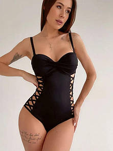 Суцільний купальник жіночий з поролоновими чашками та декором шнурівкою з боків чорний розмір S