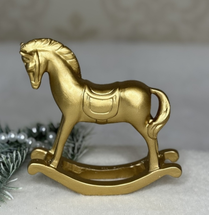 💛Мініатюрна декоративна статуетка зі смоли Кінь-гойдалка 12х12х3.2 см Золотистий, фото 1