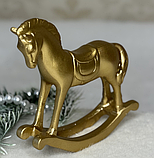 💛Мініатюрна декоративна статуетка зі смоли Кінь-гойдалка 12х12х3.2 см Золотистий, фото 2