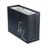 Пакет брендований з логотипом чорний 35×25×9 см З чорним шнуром-ручкою Щільність паперу 200 г/м, фото 3