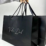 Пакет брендований з логотипом чорний 35×25×9 см З чорним шнуром-ручкою Щільність паперу 200 г/м, фото 5