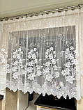 Красива коротка біла жакардова тюль у квітах на кухню до підвіконня, фото 3