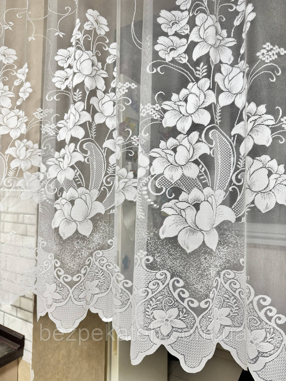 Красива коротка біла жакардова тюль у квітах на кухню до підвіконня, фото 1