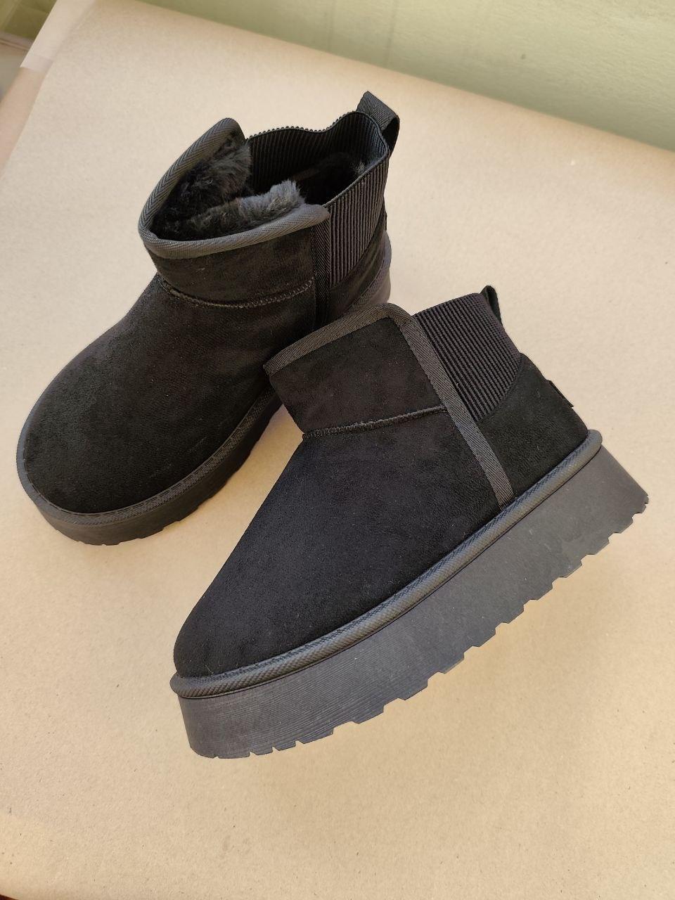 Уги ЧОРНІ BLACK з лейбл UGG на п'яточці Екозамша задник гумка напівчеревики на високій платформі жіночі зима