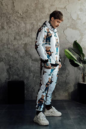 Комфортний білий чоловічий спортивний костюм з модним принтом, фото 1