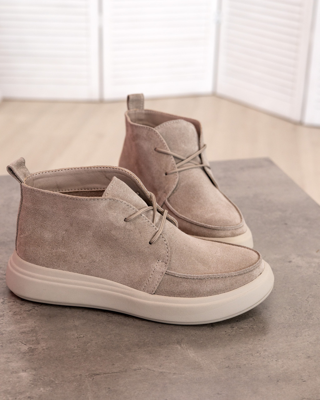 Жіночі демісезонні черевики з бежевої замші, фото 1