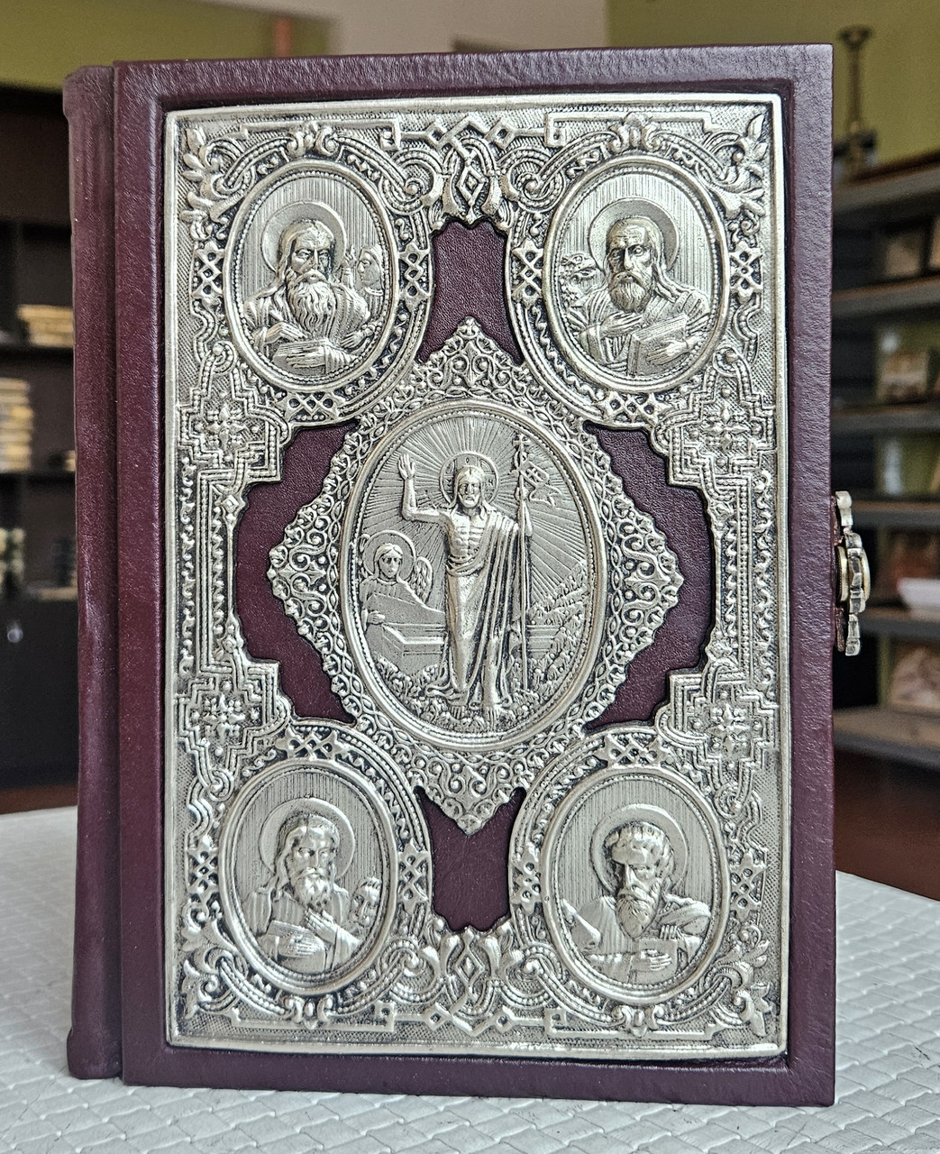 Книга Святе Євангелія требне оклад шкіра, ураїнська мова, розмір книги15*20,накладка сріблення,крупний шрифт, фото 1