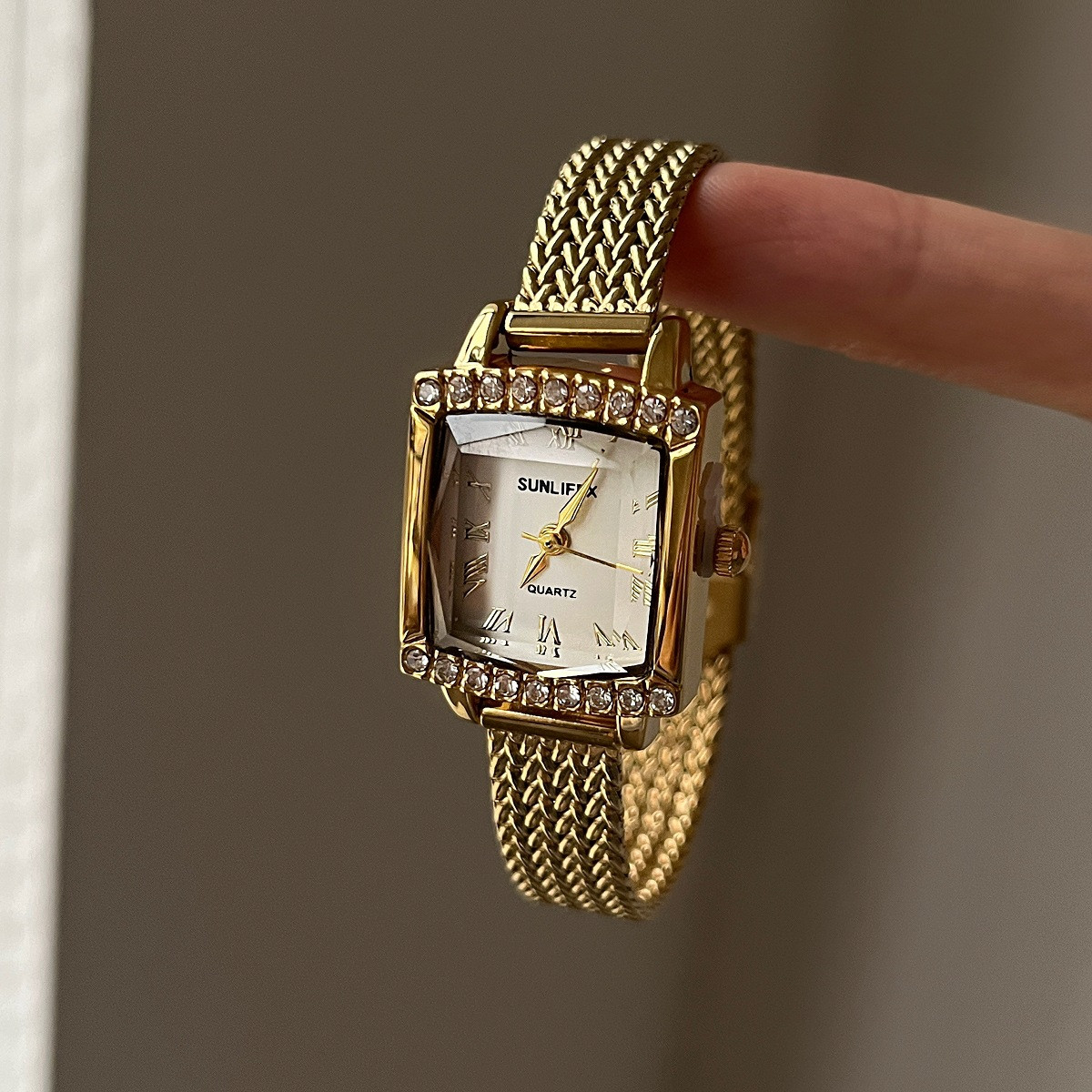 Жіночий кварцовий годинник Sunlifex з браслетом золотистого кольору і камінням, фото 1