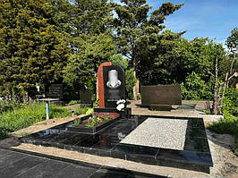 Мемориальный гранитный комплекс на могилу 2