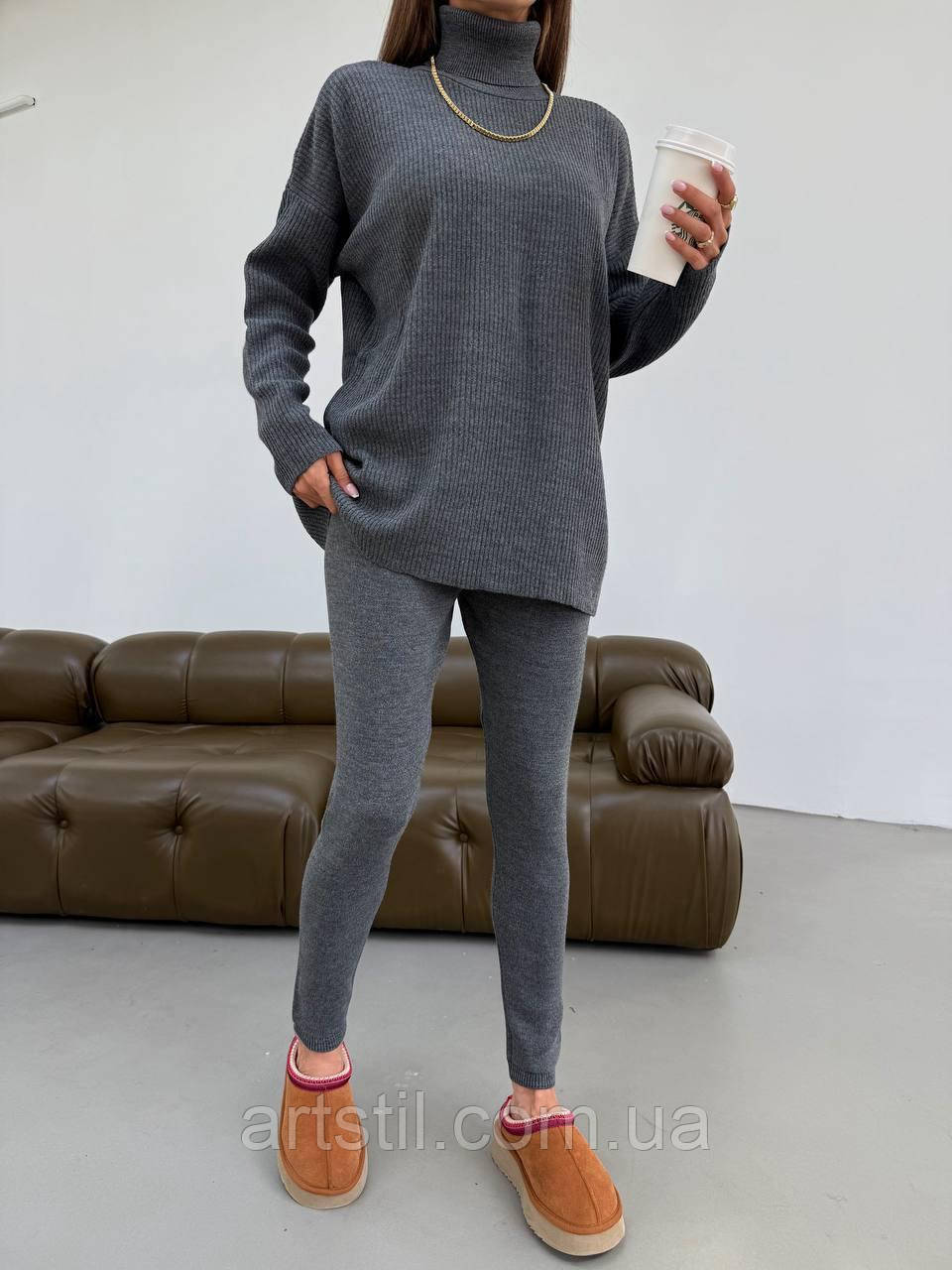Вязаний теплий жіночий костюм лосіни і туніка з комірцем темно-сірий, фото 1