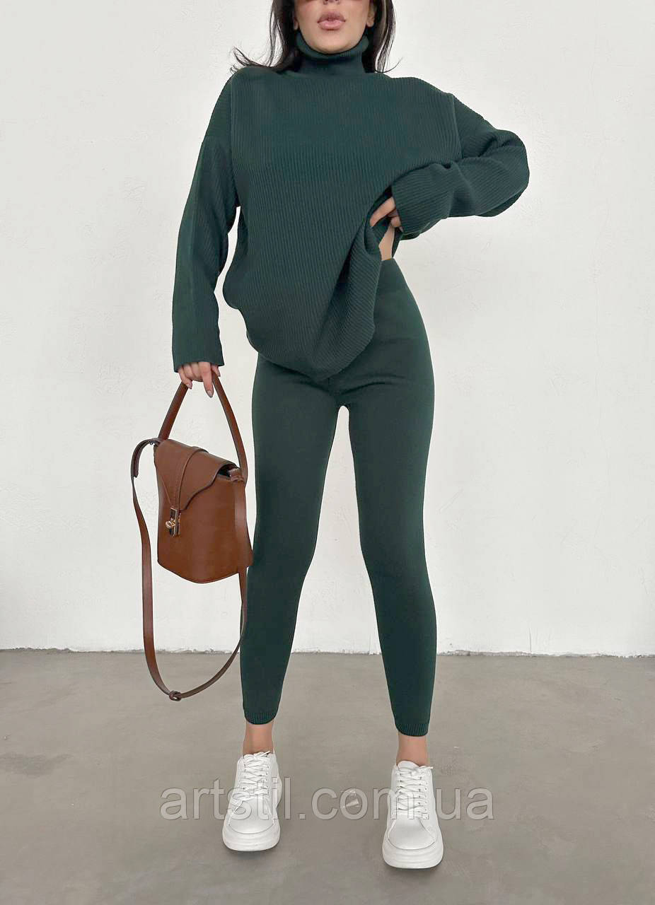 Вязаний теплий жіночий костюм лосіни і туніка з комірцем темно-зелений, фото 1