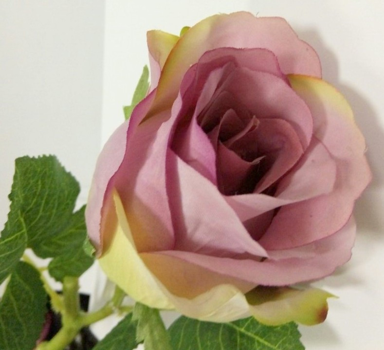 Роза в бутоне лилового цвета (цветок розы) на ветке искусственная - фото 3 - id-p249682007
