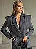 Жіночий сірий діловий костюм-двійка: піджак оригінального крою та широкі штани, фото 3