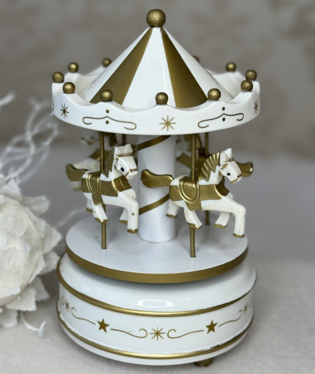 ❤️Декоративна новорічна дерев’яна статуетка музична Карусель 18х10.5см Білий з золотистим, фото 1