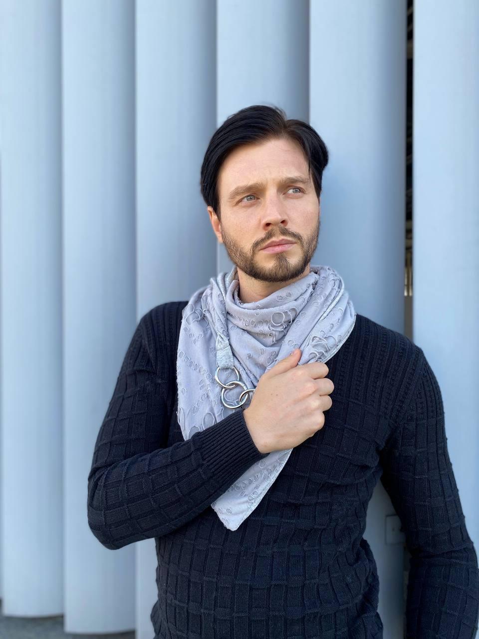 Чоловічий 2-сторонній трикотажний шарф, світло-сірий, рваний ефект "Единбург", на ґудзику, від My scarf снуд, бактус, фото 1