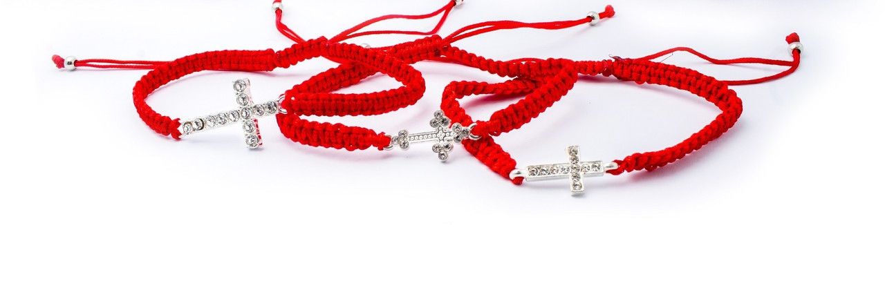 Браслет оберіг червона нитка з різними хрестиками, фото 1