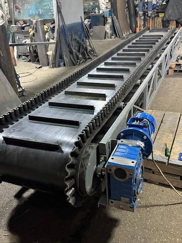 Стрічковий конвеєр L-8000 стаціонарний стрічка 800-8-4/2 з гофробортом Н-75 та поперечною планкою Н-40